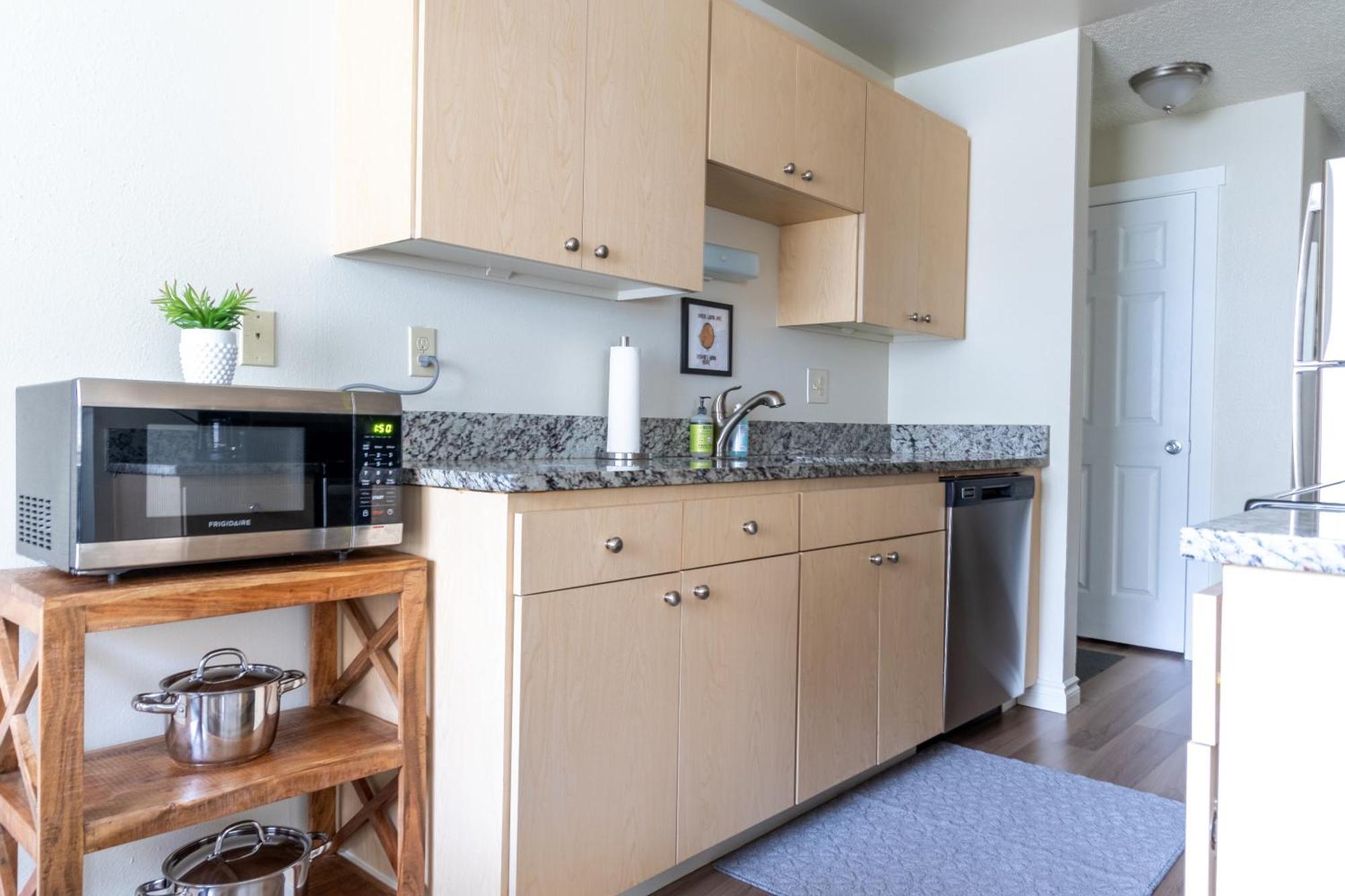 King Bed + Studio! Free Parking, Patio, Wfh Space! Сіетл Екстер'єр фото