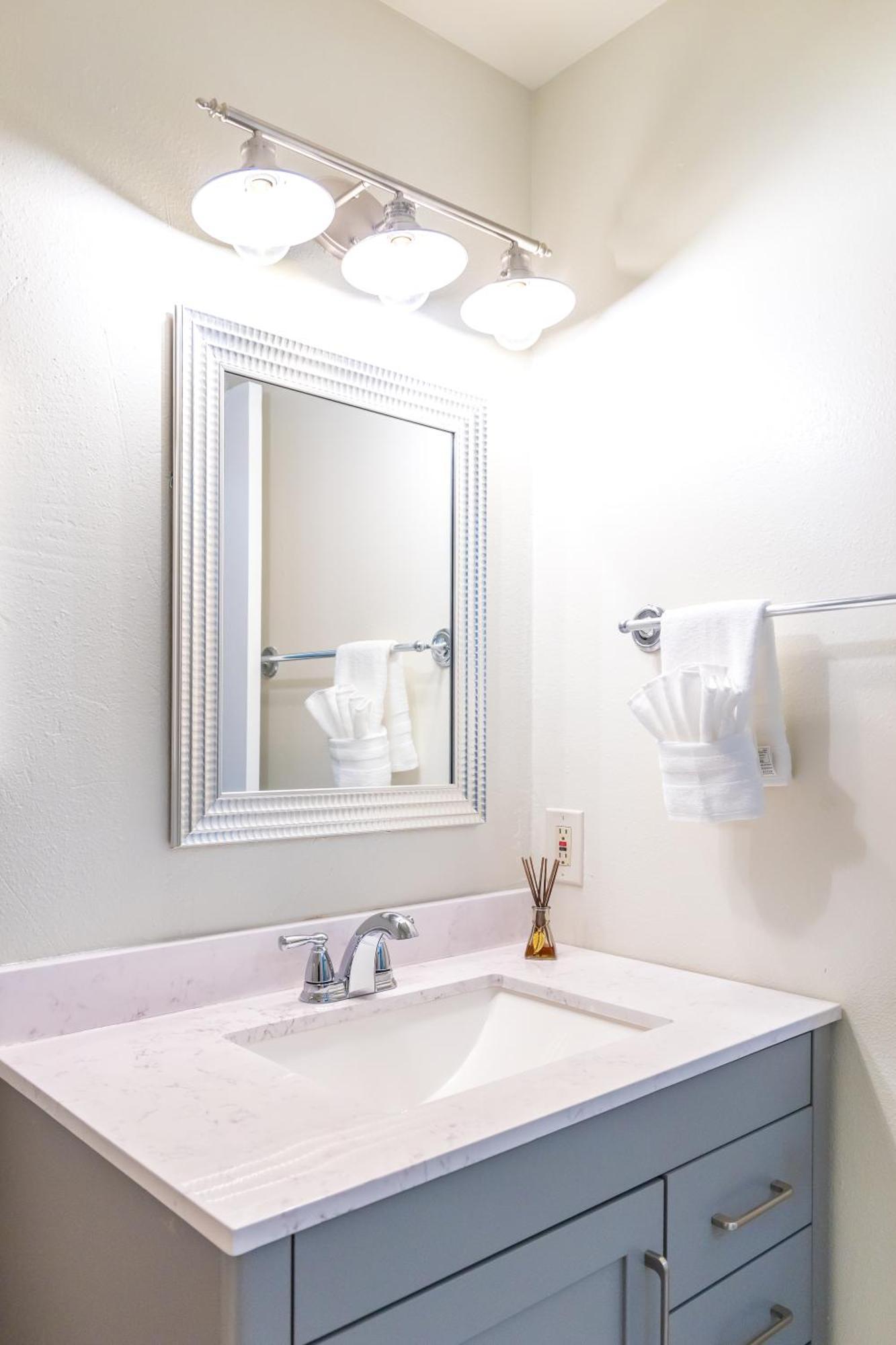 King Bed + Studio! Free Parking, Patio, Wfh Space! Сіетл Екстер'єр фото